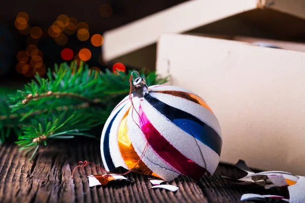 Kırık eski yılbaşı topları ve karton kutular.