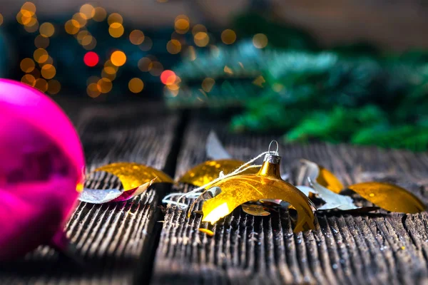 Zerbrochene alte Weihnachtskugel auf Holztisch — Stockfoto