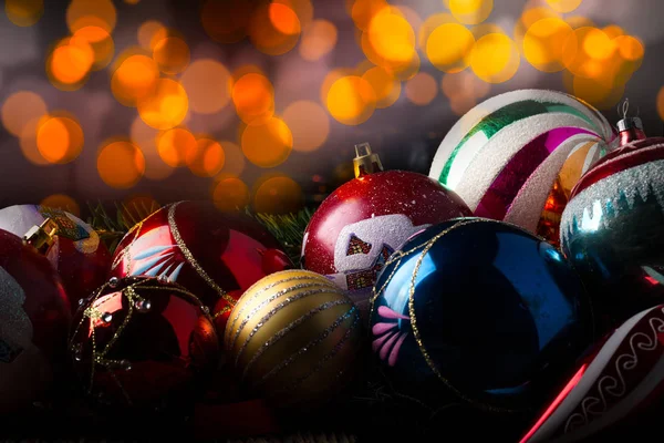 Zbliżenie stare kulki Boże Narodzenie vintage z różnych dekoracji — Zdjęcie stockowe