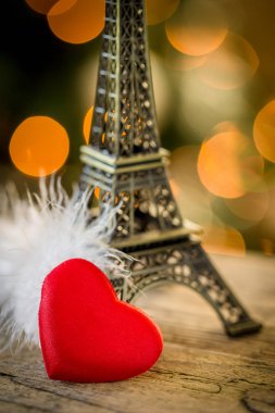 Tüylü ve Eyfel kulesiyle Sevgililer Günü Kalbi