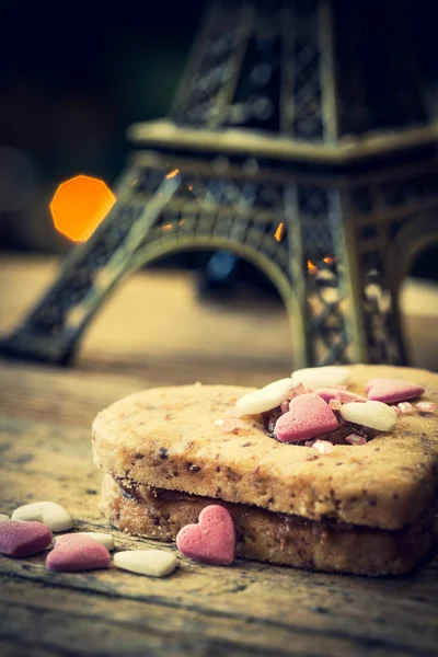 Торт в форме сердца с Эйфелевой башней — стоковое фото
