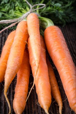 Taze taze havuç ve yapraklar.