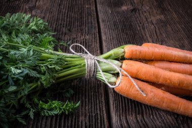 Taze taze havuç ve yapraklar.