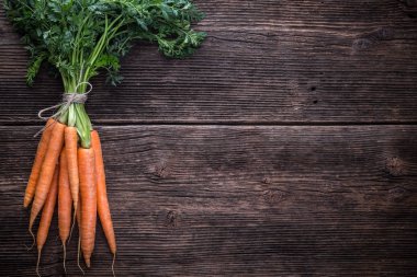 Taze taze havuç ve yapraklar.