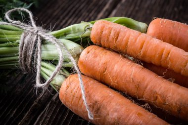 Taze taze havuç ve yapraklar.