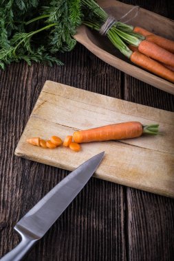 Taze taze havuç ve yapraklar.