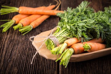 Taze taze havuç ve yapraklar.