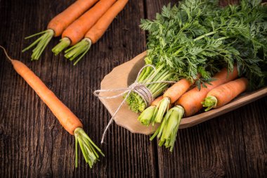 Taze taze havuç ve yapraklar.