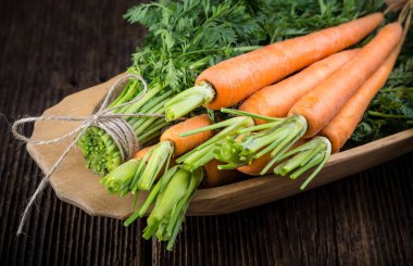 Taze taze havuç ve yapraklar.