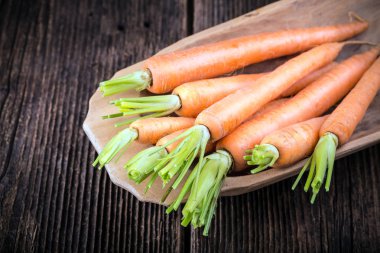 Taze taze havuç ve yapraklar.