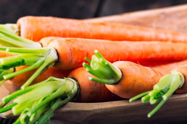 Taze taze havuç ve yapraklar.