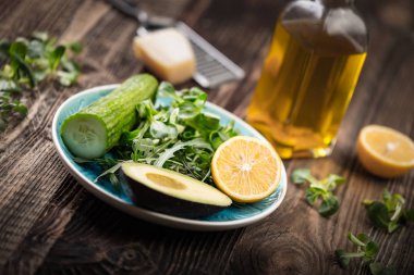 Ingredients for the preparation of lettuce