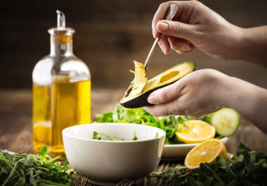 Preparation of avocados in green salad