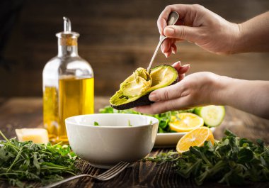 Preparation of avocados in green salad