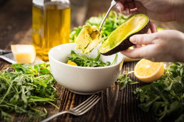 Preparation of avocados in green salad