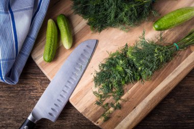 Tahtada dilimlenmiş dereotu, salatalık, çakı ve... 