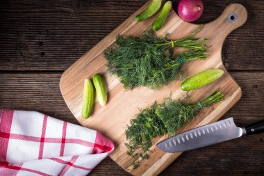 Tahtada dilimlenmiş dereotu, salatalık, çakı ve... 