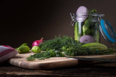 Dereotlu ve soğanlı salatalık.