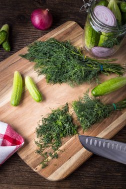 Dereotlu ve soğanlı salatalık.