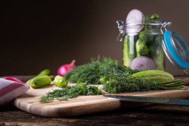 Dereotlu ve soğanlı salatalık.