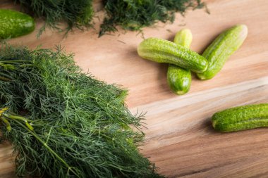 Tahtadaki salatalıklı dereotu dalı..