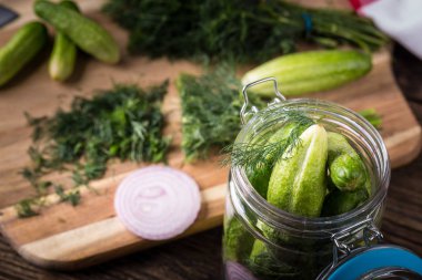 Dereotlu ve soğanlı salatalık.