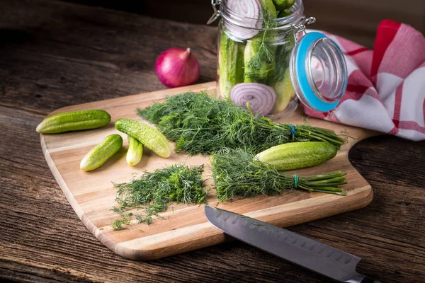 Dereotlu ve soğanlı salatalık.