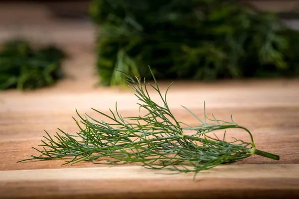 Twig van dille op een houten plank — Stockfoto