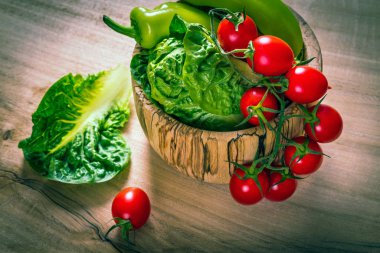 Tahta kasede bir sürü sebze.