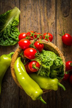 Tahta kasede bir sürü sebze.