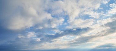 Kara bulutlar arka planda. Dramatik bulutlu gökyüzü.