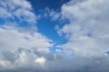 Kara bulutlar arka planda. Dramatik bulutlu gökyüzü.