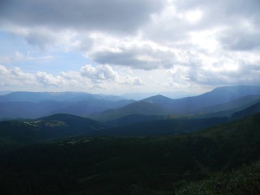 Ukrayna 'daki Karpat dağlarının üzerinden gökyüzü.