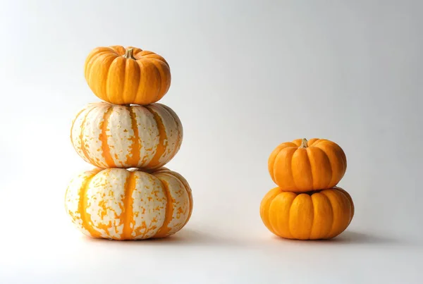 Világos Narancs Csíkos Hagyományos Sütőtök Halmozott Piramisok Elszigetelt Fehér Alapon Stock Fotó