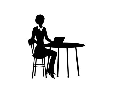 Bilgisayar ile masada oturan iş kadını.