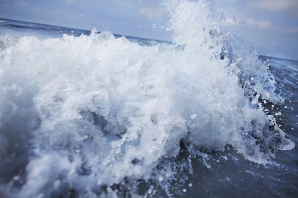 海岸に来て波のしぶき — ストック写真