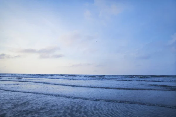 Uitzicht op strand en golven bij zonsopgang — Stockfoto