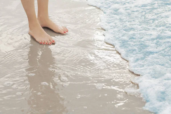 ビーチでのサーフィンに立っている女性の足 — ストック写真