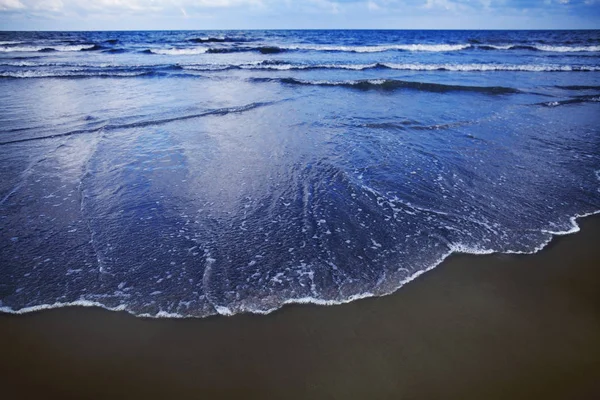 Golven die komen in kust op het strand — Stockfoto