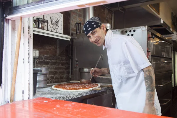 Operador de lugar de pizza —  Fotos de Stock