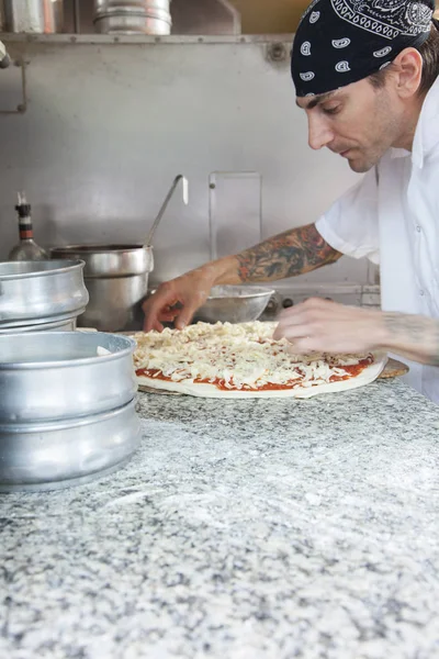 Operador de lugar de pizza —  Fotos de Stock