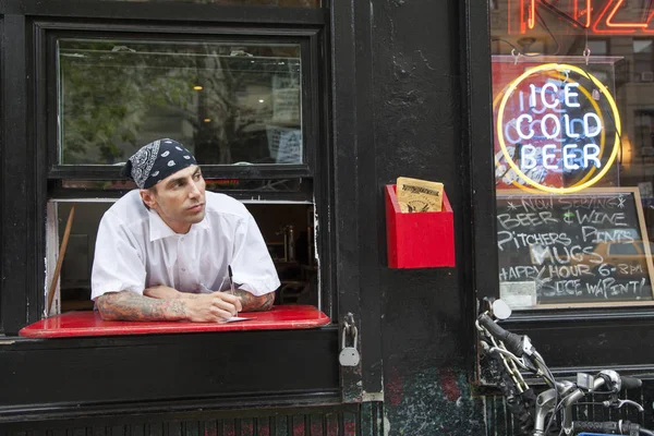 Pizza place operator — Stock Photo, Image