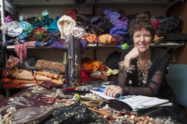 Moda tasarımcısı stüdyoda.