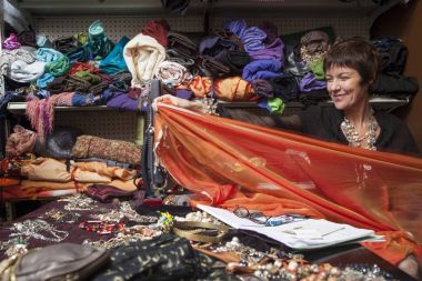 Moda tasarımcısı stüdyoda.