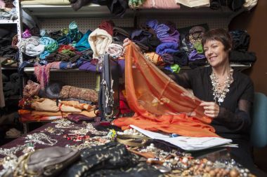 Moda tasarımcısı stüdyoda.