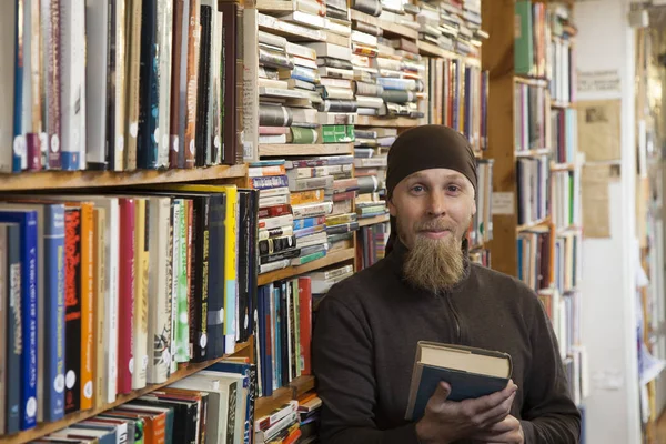 Persona en la tienda de libros antiguos — Foto de Stock