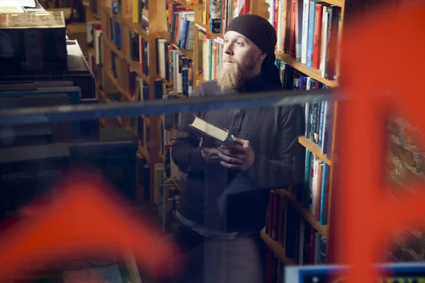 Persona en la tienda de libros antiguos —  Fotos de Stock