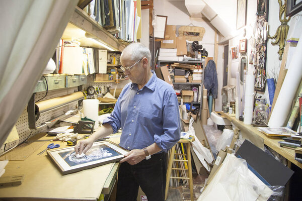 Владелец магазина рамок
