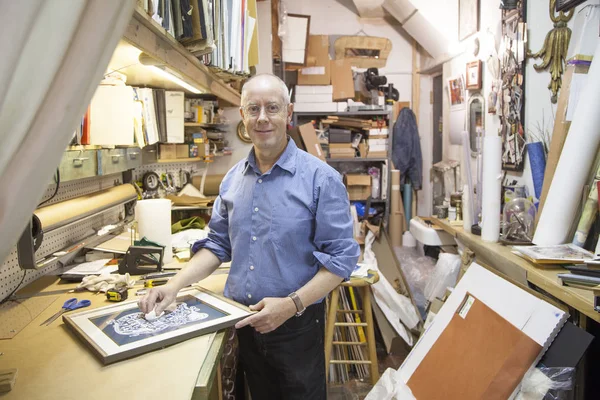 De eigenaar van de winkel van de frame — Stockfoto