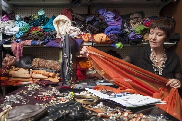 Moda tasarımcısı stüdyoda.